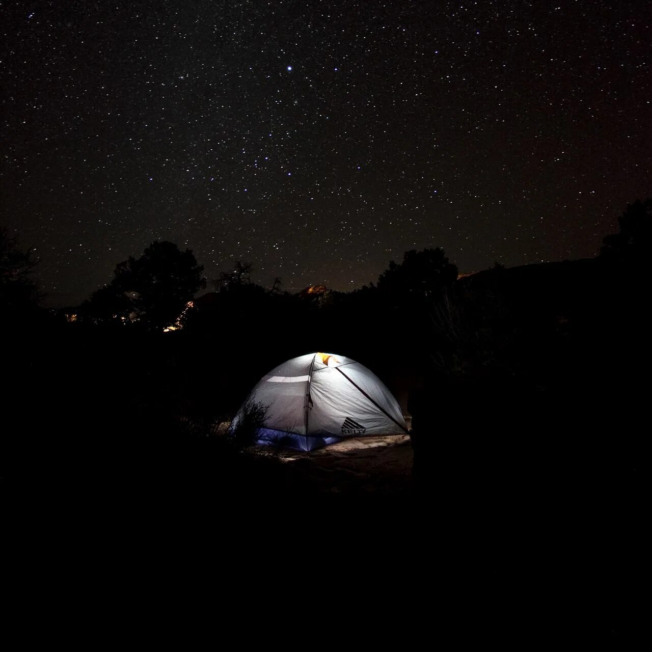 Палатка ночью. Звездное небо и палатка. Обои палатка. Палатка в темноте.