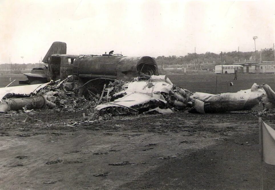 авиакатастрофа ту 104. инцидент 18 августа 1976 года. авиакатастрофа в новосибирске 1976. таран жилого дома самолетом ан-2 в новосибирске. авиакатастрофа 1981 красноярск норильск.
