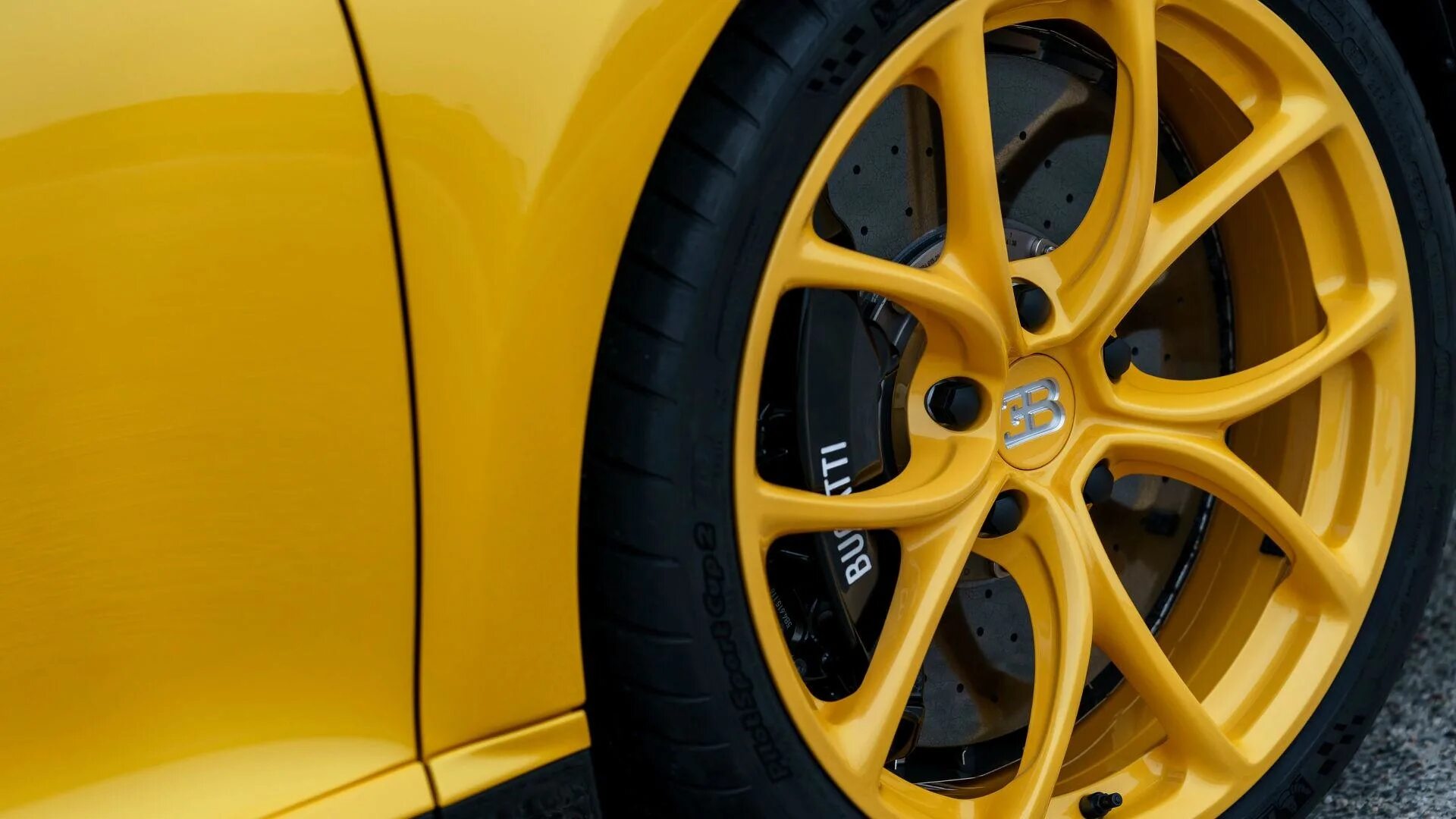 Желтая резина. Колесо с желтым диском. Диски spoon. Желтые диски на авто. Bugatti chiron yellow.