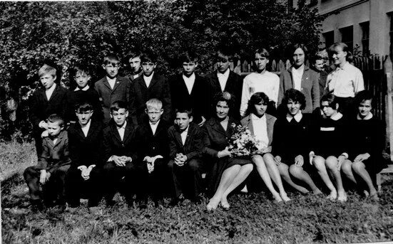 Суханов пётр иннокентьевич саныяхтах. 8 летняя школа. Выпускники 1969г школа. 1962 семья фото. Учителя 8 школы.