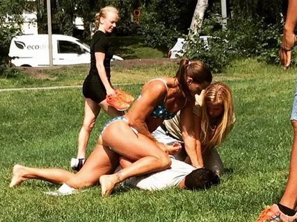 Женщины развлекают мужчин