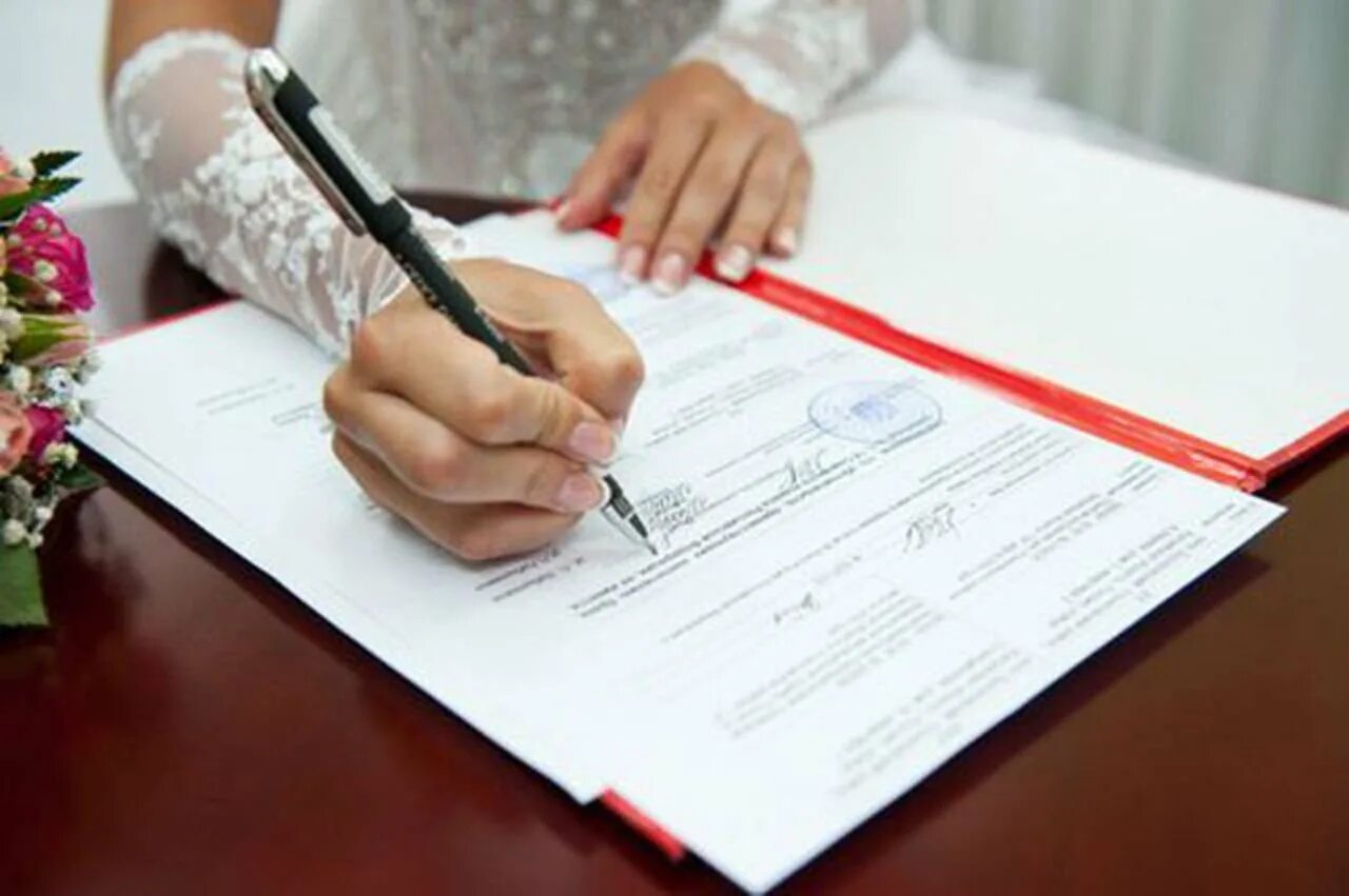 Печать о разводе в паспорте. Запрос в загс о выдаче дубликата свидетельства о заключении брака. Заявление на регистрацию брака. Образец заполнения заявления в загс на регистрацию брака. Образец подачи заявления в загс на регистрацию брака.