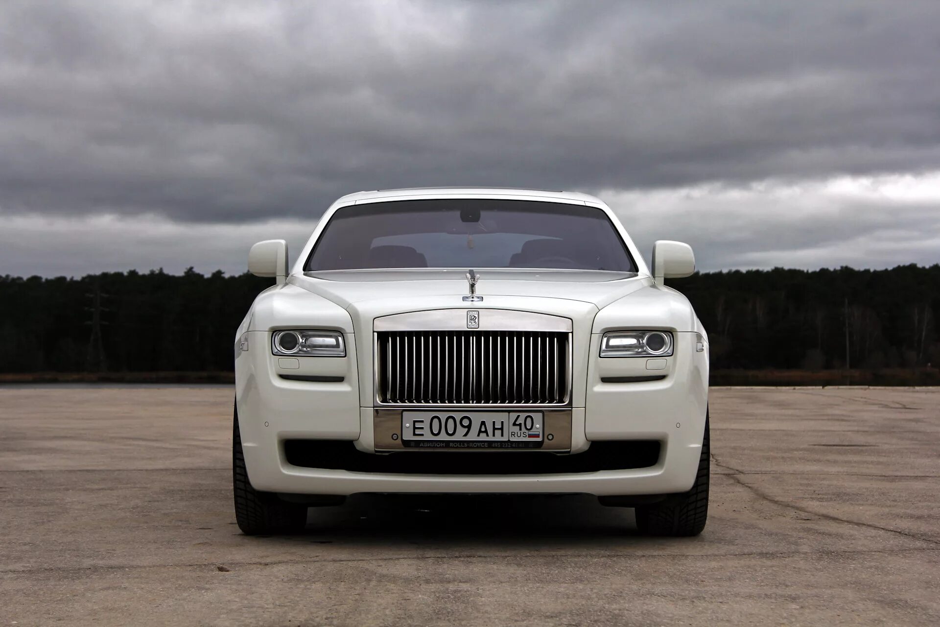 Машина похожая на ройс ройс. Rolls Royce Ghost 2012. Rolls Royce 2012 White. RR Ghost 2012. Royce Rolls Ghost 2022 без фона.