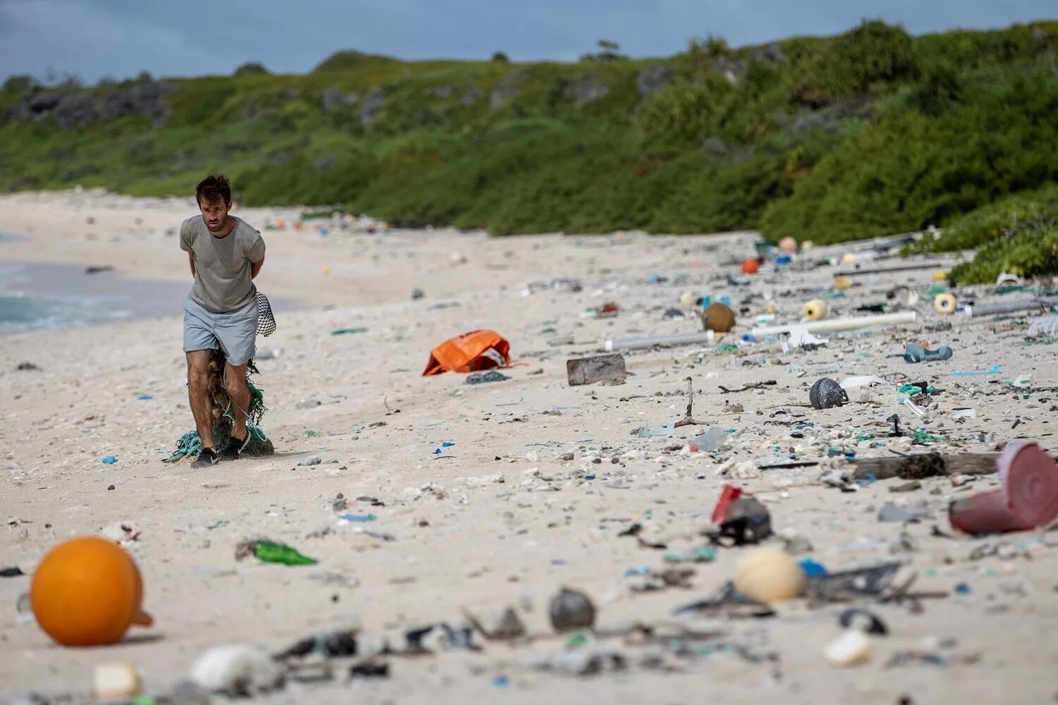 Остров человек в океане. Остров Хендерсон мусор. Остров Хендерсон в тихом океане. Остров Хендерсон самый загрязненный от пластика. Хендерсон остров самый грязный.