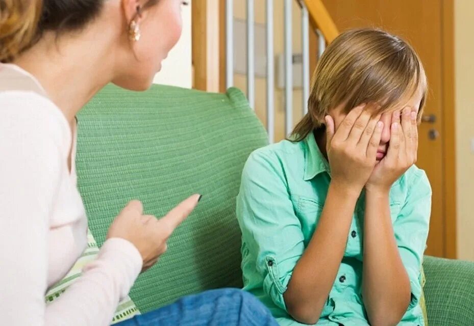 игровая заивмсоть у детей. сынок с мобильником. дети родители гаджеты. мама ругает подростка. забрали телефон у сына.