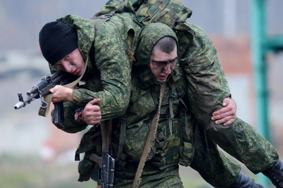 Солдат Российской армии. Русский солдат. Солдат армии России. Дружба и войсковое товарищество.