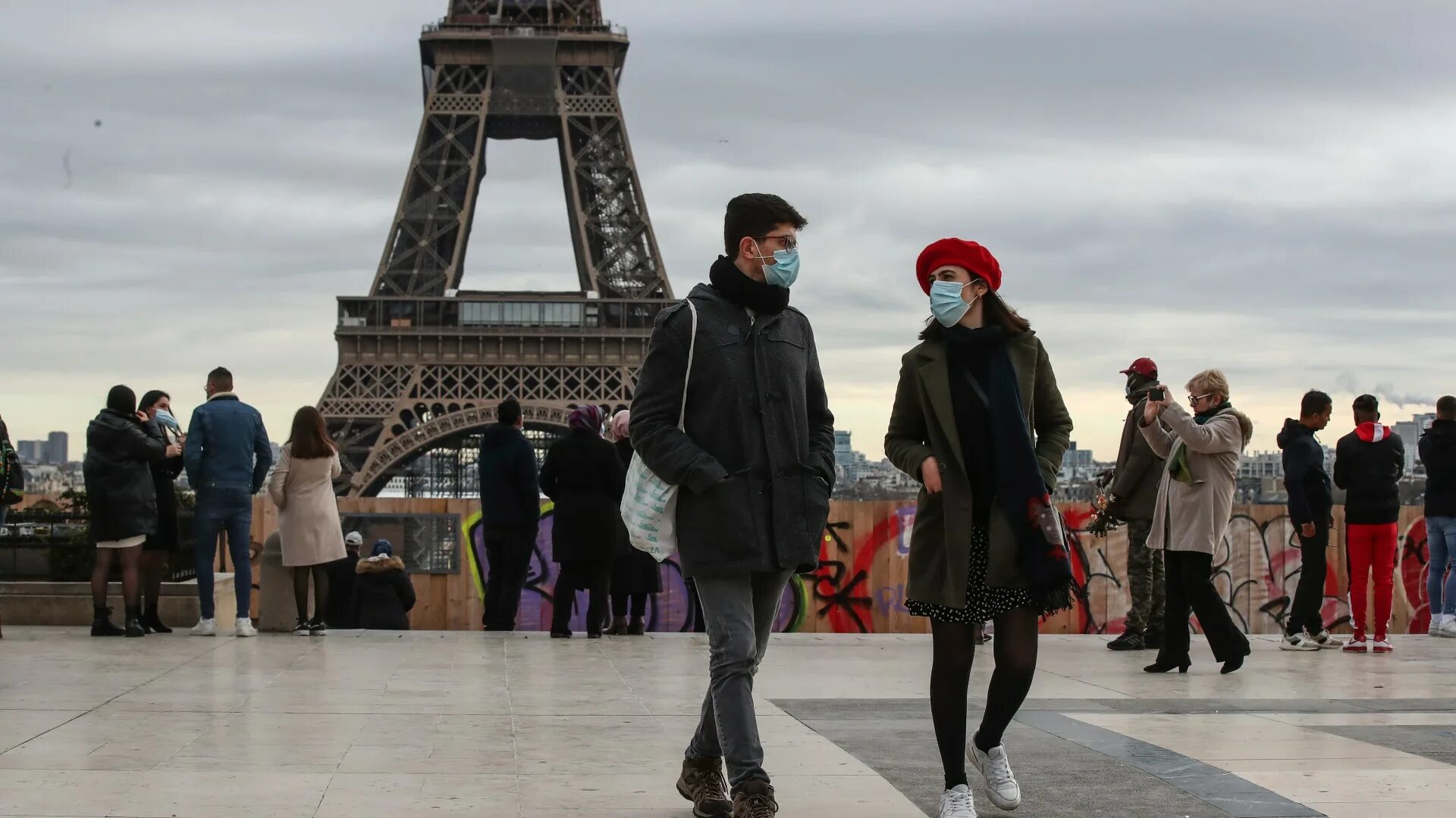 Время и французы. Covid-19 Франция. Париж люди. Люди на улицах Парижа. Французы в Париже.