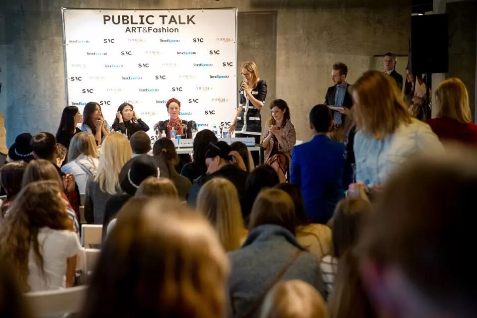 здесь публика. здесь публика. добро пожаловать или посторонним вход воспрещен. зрители в театре. выступать на большую аудиторию.