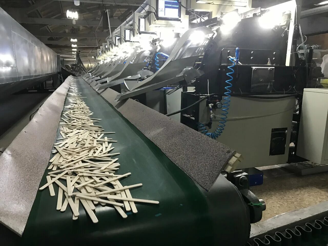 завод палочки для мороженого. завод китайских палочек. завод по переработке древесины. станки для производства шкантов. производство палочек.