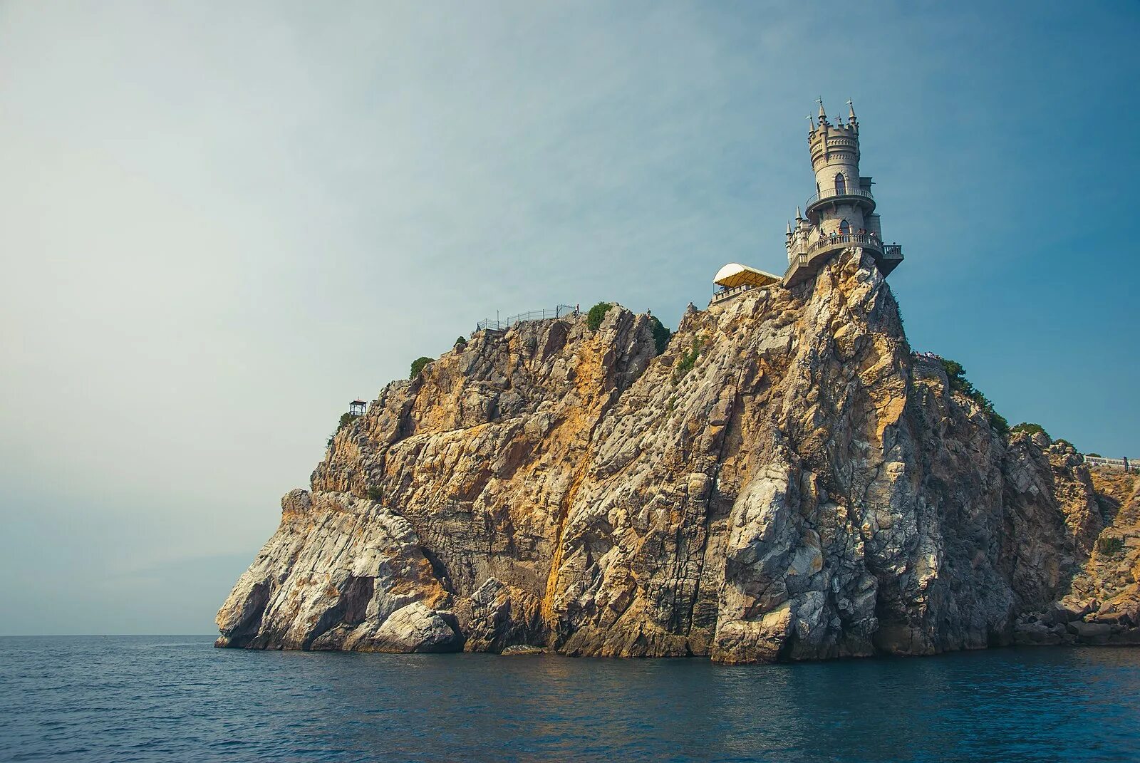 Крым Ялта Ласточкино гнездо. Крымский полуостров Ласточкино гнездо. Ялта замок Ласточкино гнездо. Ласточкино гнездо с моря. Скала ласточкино гнездо