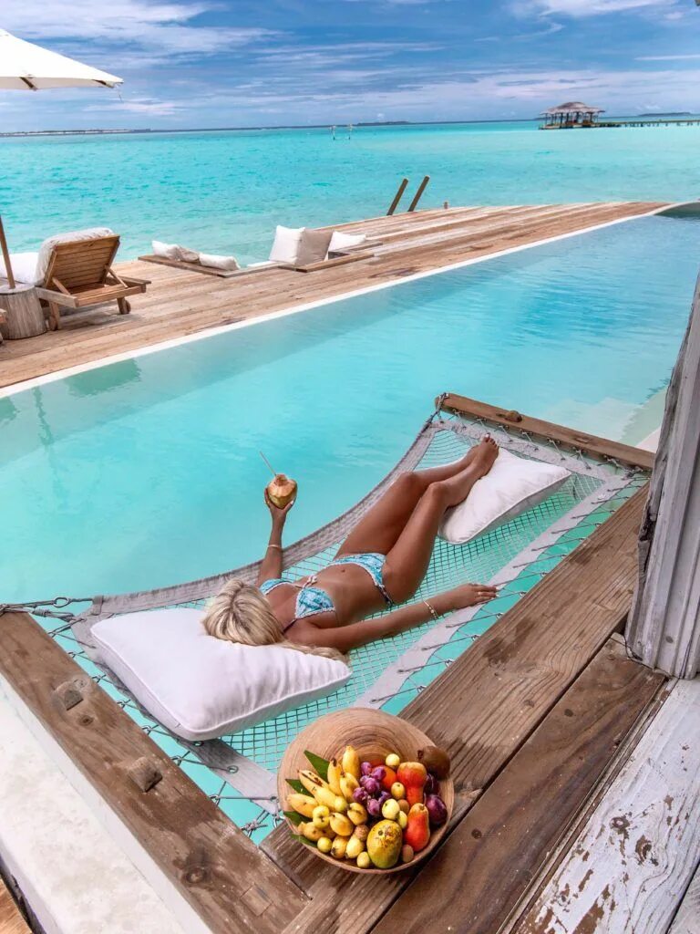 Где провести отпуск недорого. Шикарный отдых. Мальдивы бассейн. Фотосессия в бассейне. Шикарного отпуска.