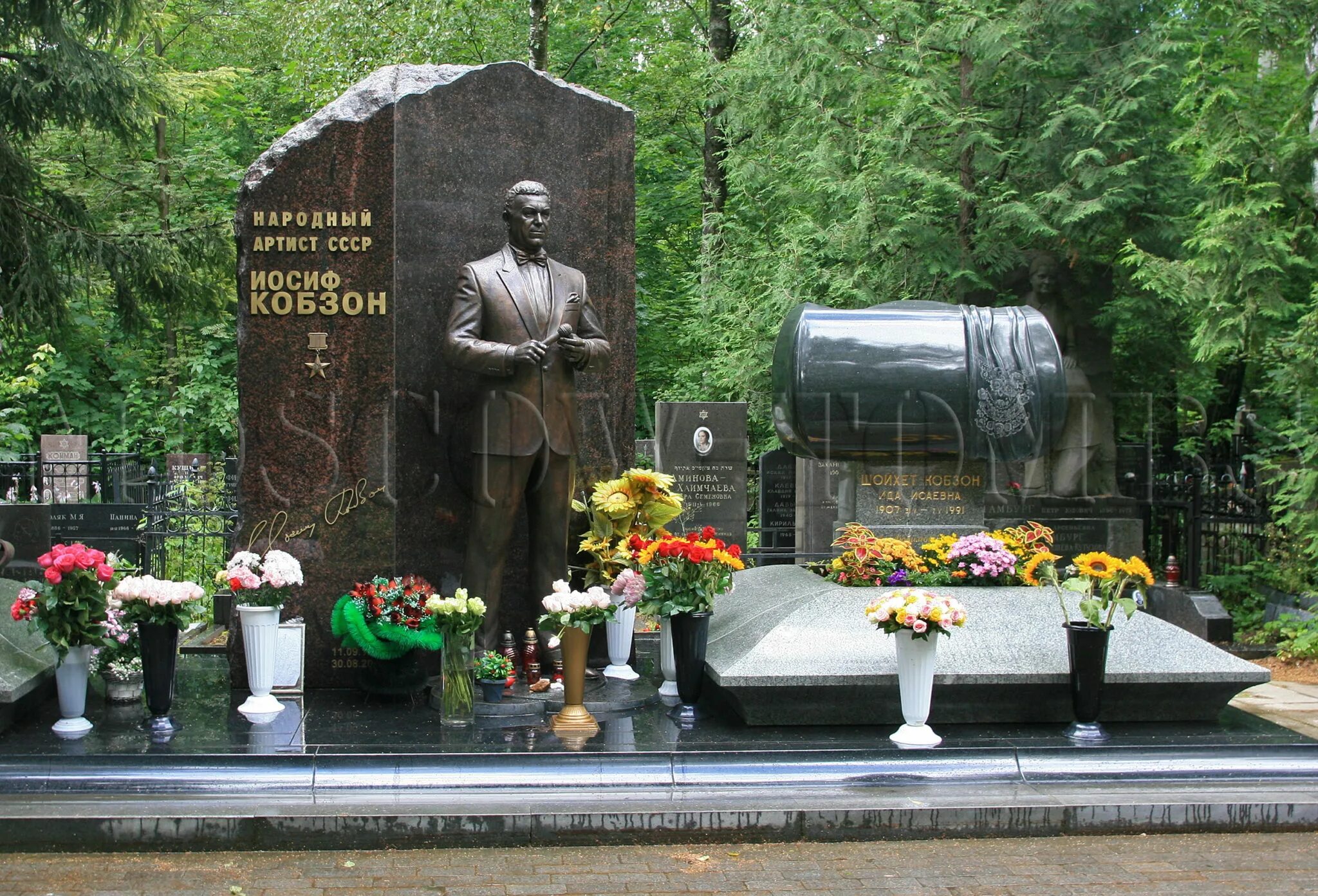 Иосиф кобзон востряковское кладбище. Востряковское кладбище кобзон. Могила кобзона. Кобзон могила востряковское кладбище. Могила иосифа кобзона на востряковском кладбище.