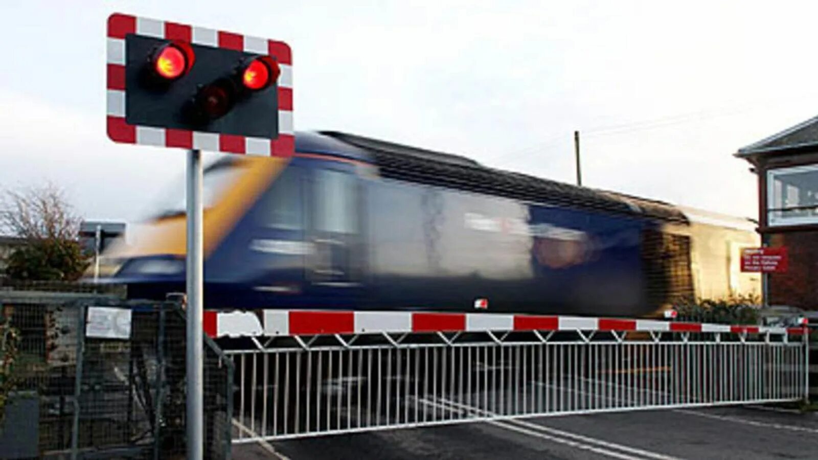 Level crossing. Шлагбаум поезд. Шлагбаум Железнодорожный. Железнодорожные переезды в Бельгии. ЖД переезд в Англии.