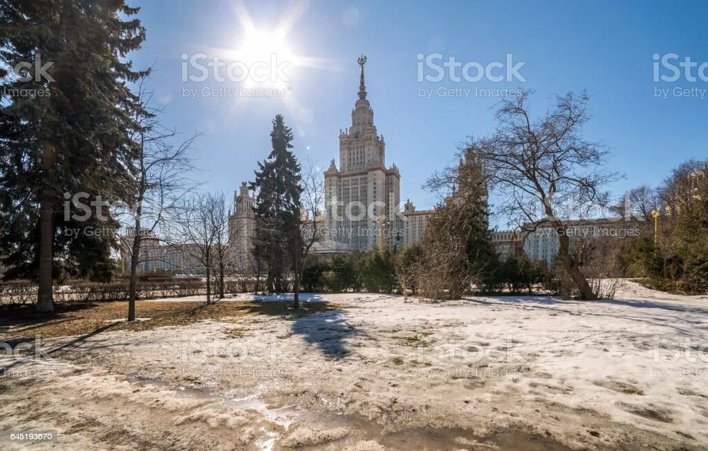 Мгу весной. МГУ им Ломоносова весной. Территория МГУ весной.