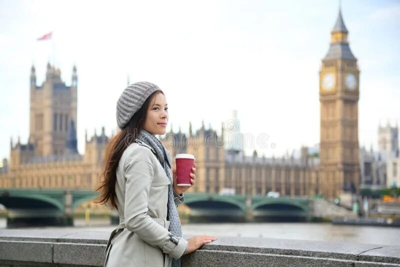 Женщина из лондона. Туристы в британии. She lives in london. Лето в лондоне. Женщина в путешествии.