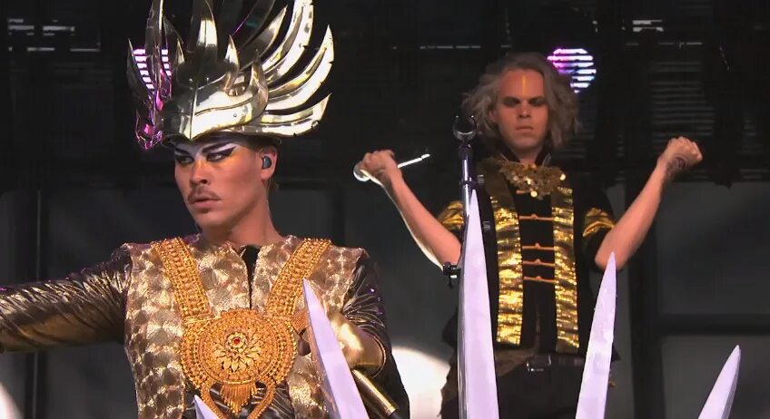 Empire of the sun alive. Группа Empire of the Sun. Люк стил Empire of the Sun. Empire of the Sun без грима. Empire of the Sun солистка.