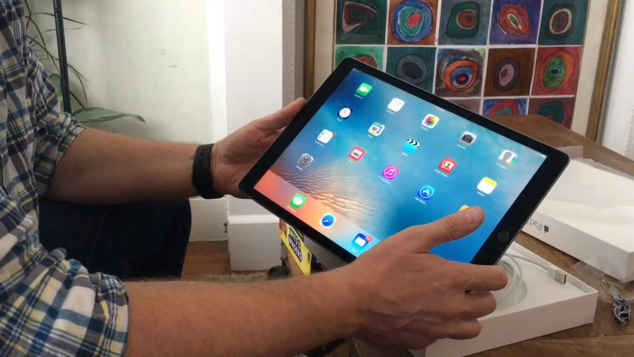 Ест планшет. IPAD 12.9 Pro hands. IPAD pro12 MD. IPAD 9 Pro Max. Планшет айпад АИР про 11 ин.