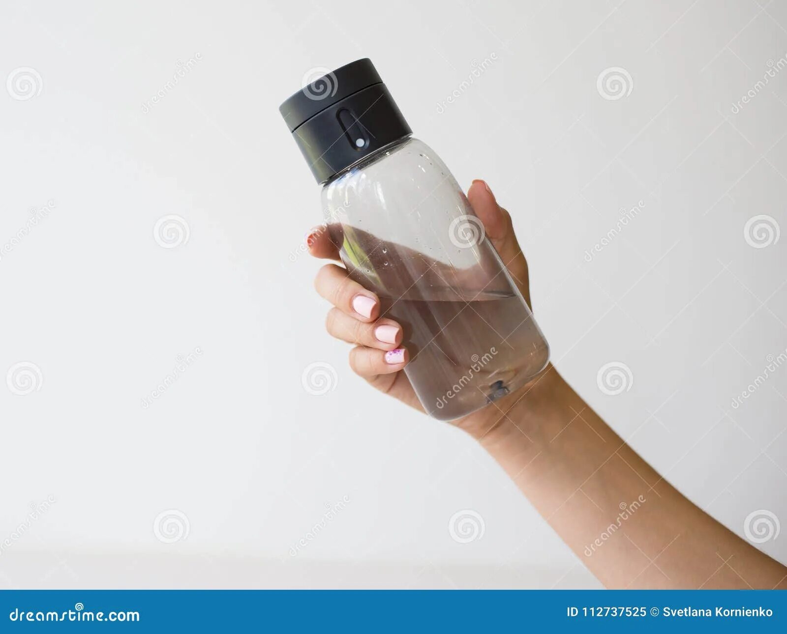 Бутылка воды в руке. Бутылки пластик руками. Бутылка в руке. Пластиковая бутылка для воды в руках.