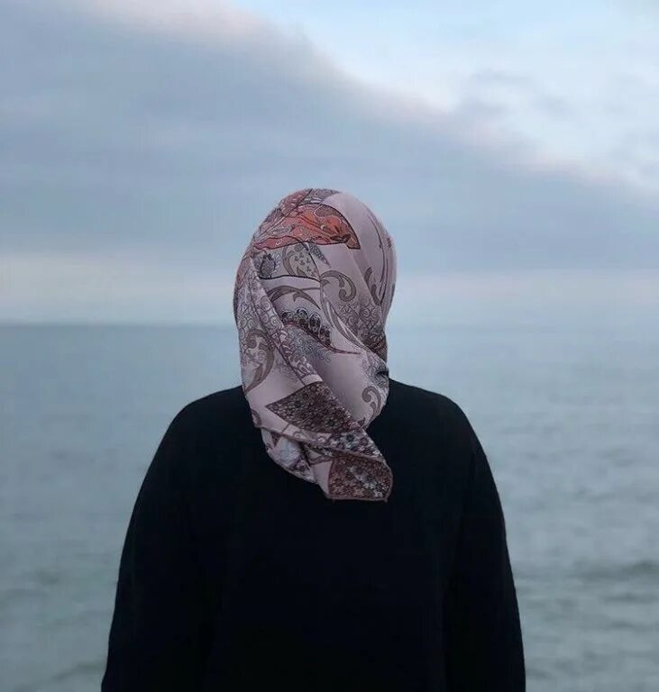 Девушка в платке спиной. Мусульманка в платке. Девушка в хиджабе. Мусульманки в платках со спины. Женщина в платке.