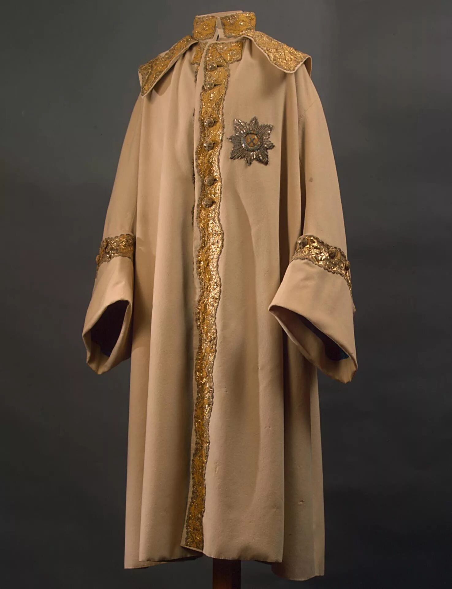 Старинная женская верхняя одежда. Княжеский плащ русь. Епанча одежда в древней руси. Наполеон бонапарт в мантии. Одежда русских князей 12 века.