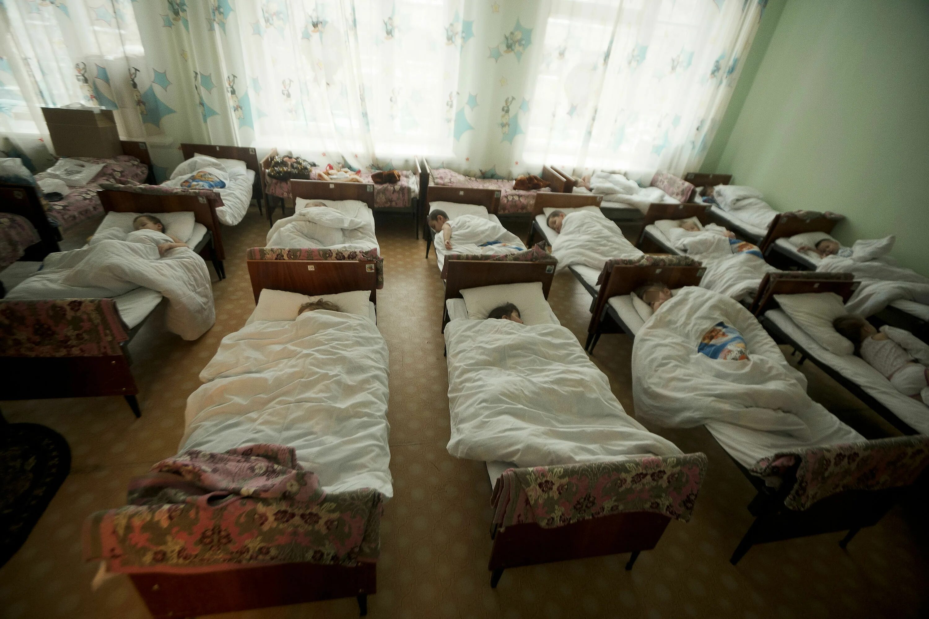 Кровати в лагере. Кровати в детском саду СССР. Спальня в Советском детском саду. Советские детские кровати в детсадах.
