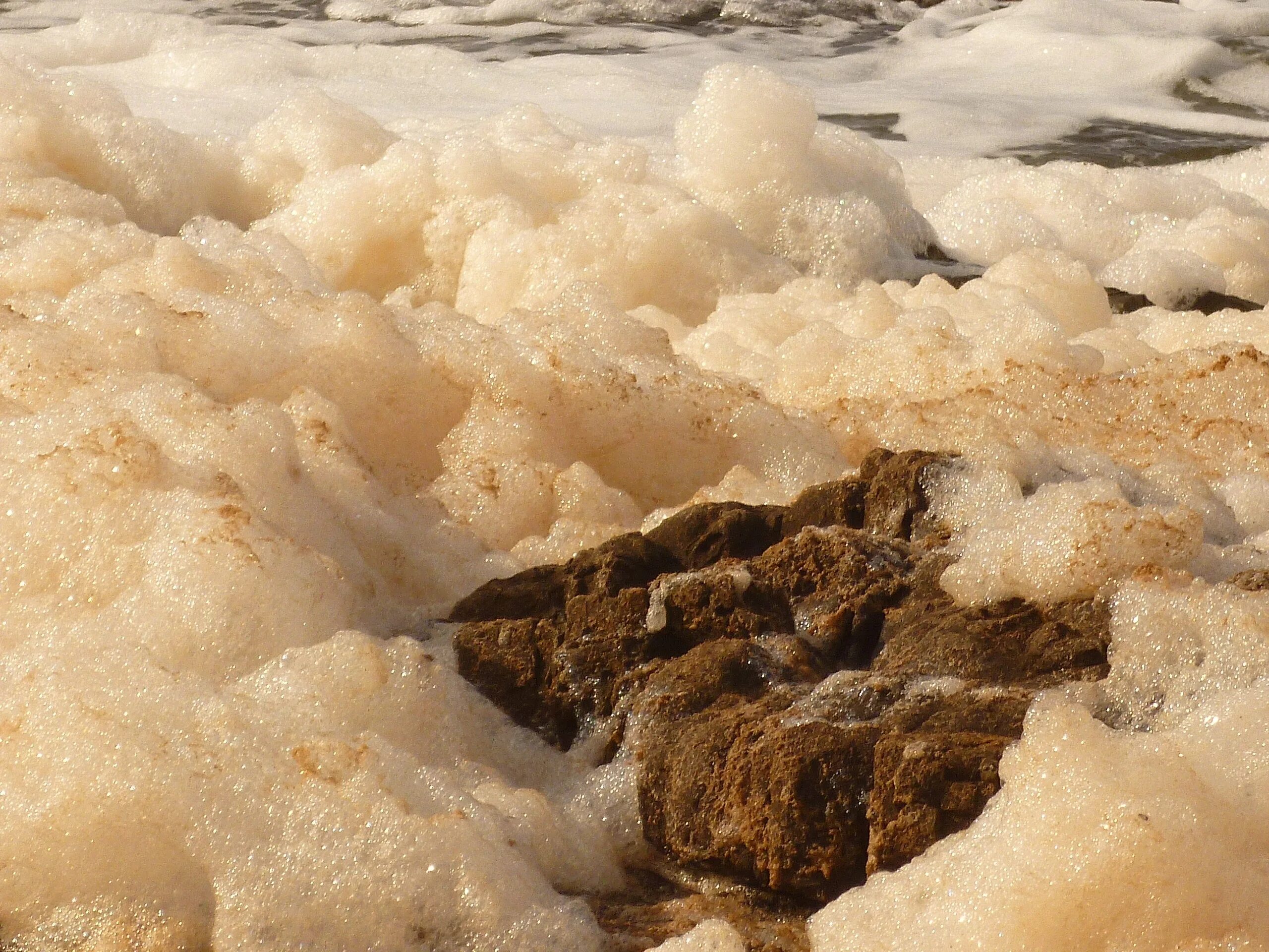 Морская пена. Пенное море. Море пена. Песок и вода.