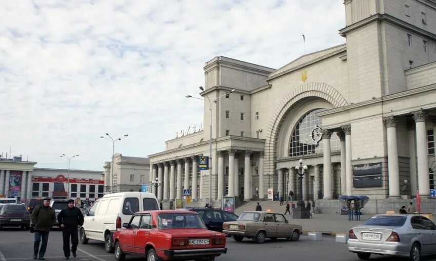 Вокзал днепропетровск. Ж/Д вокзал Днепр. Днепропетровск Привокзальная площадь. Ж Д вокзал Днепропетровск.