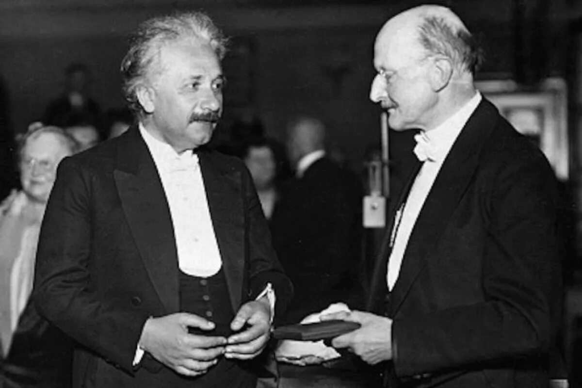 Эйнштейн нобелевская премия по физике. Макс Планк Нобелевская премия. Нобелевская премия Эйнштейна.