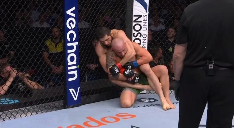 Махачев выиграл бой. Махачев волкановски бой. махачев чемпион ufc.