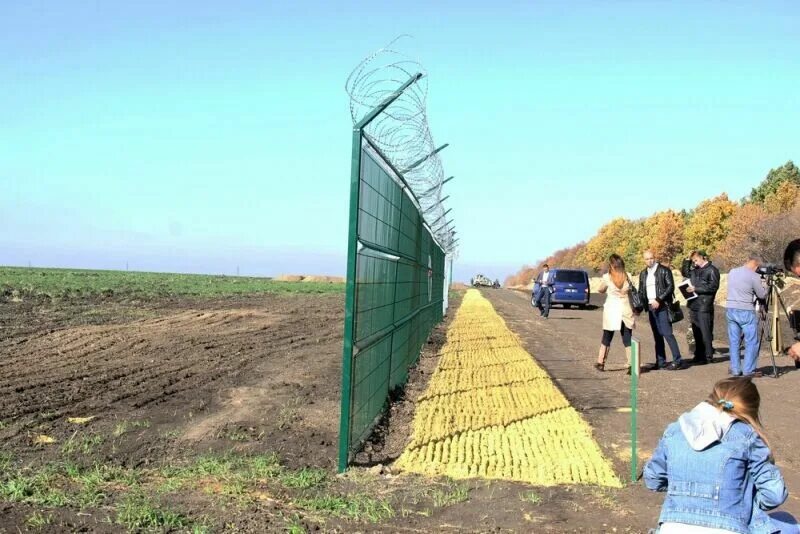 Как выглядит граница с украиной. Ров Яценюка. Украина стена Яценюка. Великий забор Яценюка. Стена на границе Украины с Россией.