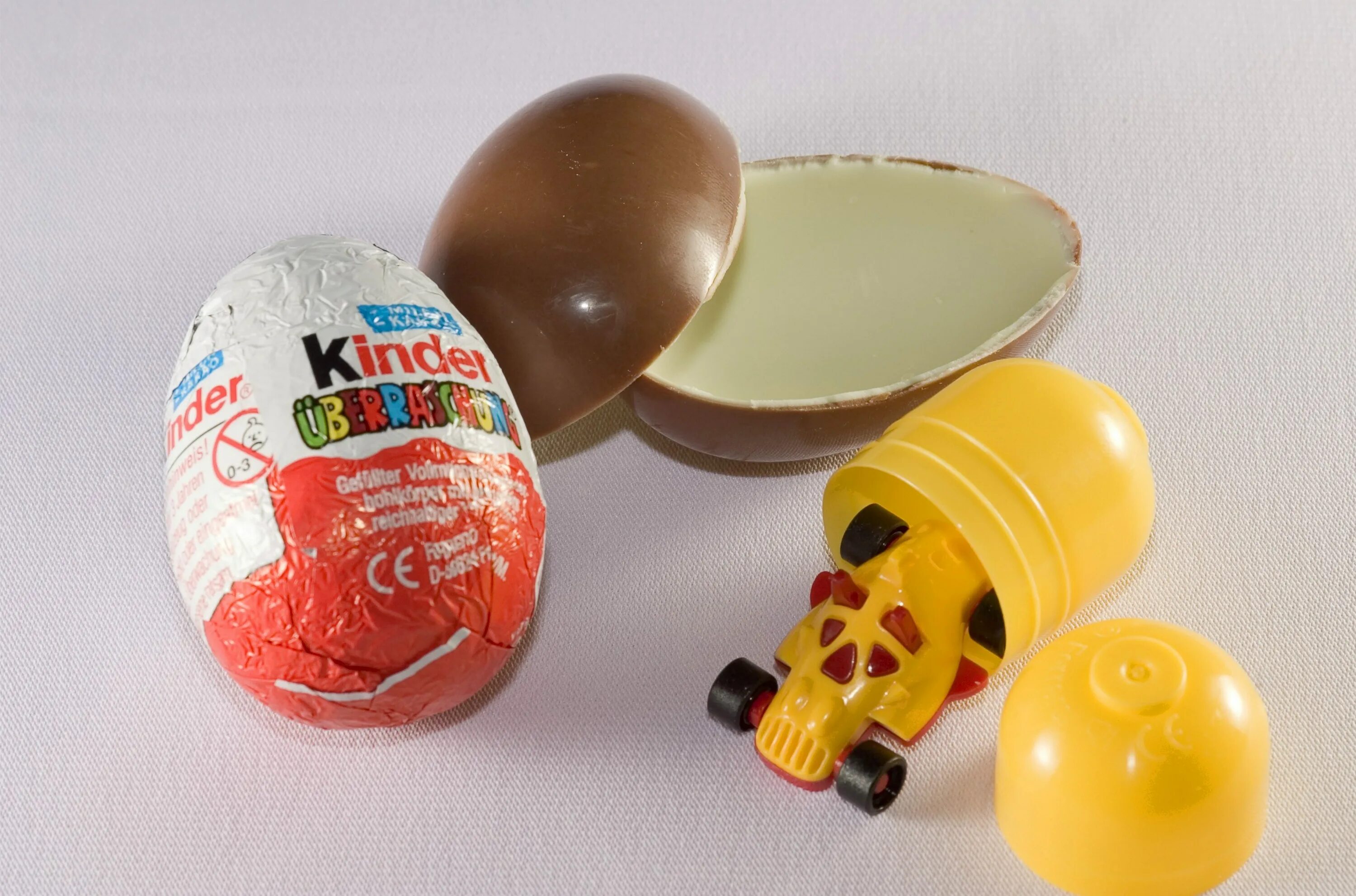 Egg toys. Киндер сюрприз шоколад яйцо. Шоколадное яйцо Киндер сюрприз. Киндер сюрприз внутри.