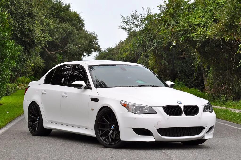 М 5 7 м 13. BMW m5 e60. BMW m5 e60 White. БМВ m5 e60 белая. БМВ м5 е60 белая.