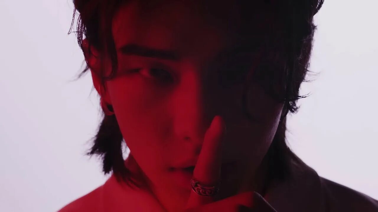 Ред фейс стрей кидс. Хёнджин и бан чан ред лайтс. Stray kids бан чан руки. Stray kids red lights хенджин. Кей поп stray kids.