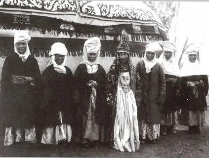 Жас орыс қызы көліктің таяқшасына секіреді