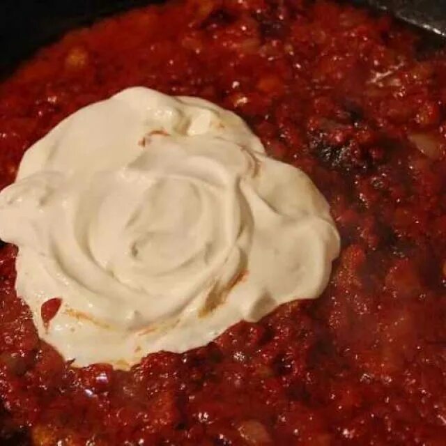 Томатно сметанный соус. Соус сметанный с томатом. Сметана и томатная паста. Сметана с томатной пастой соус.