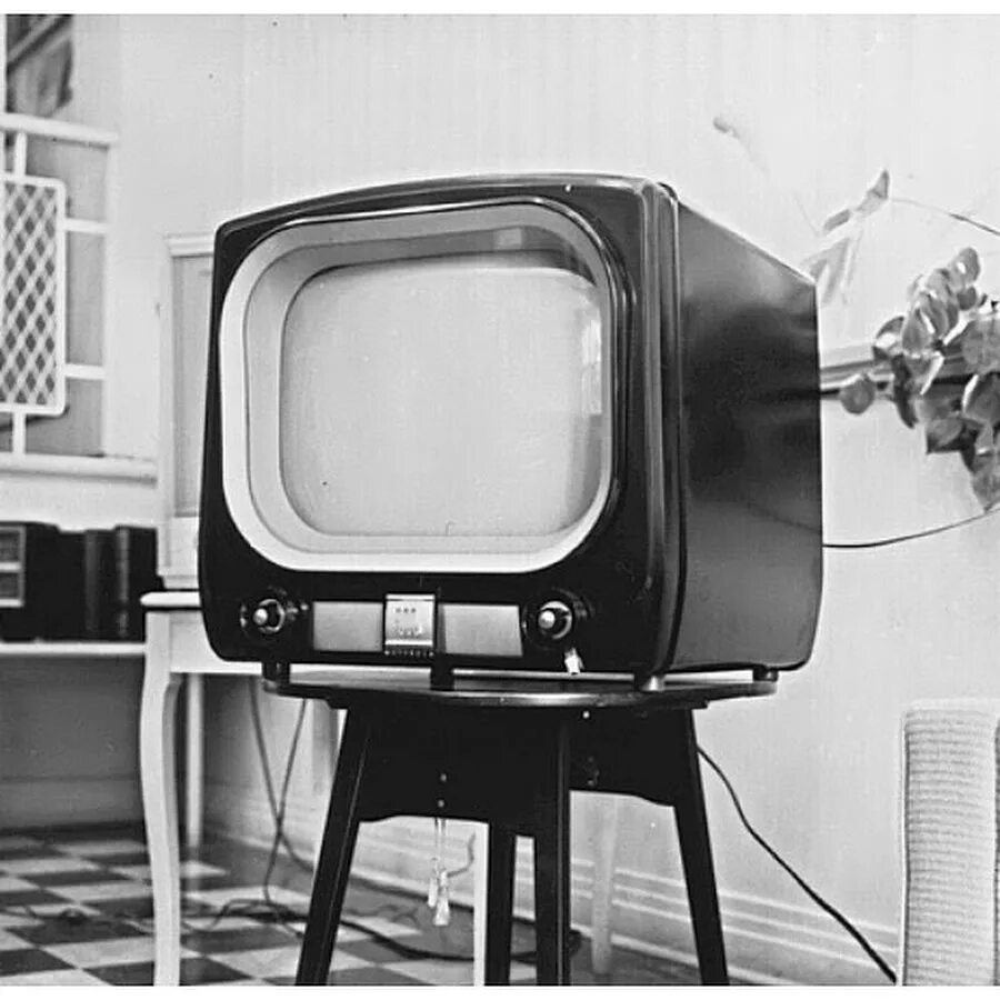 Телевизор 1 минуту. Телевидение изобретение 20 века. Телевизор 20 века. Старинный телевизор. Появление телевидения.