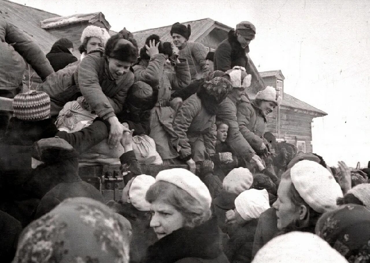 Проводы на войну 1941. Провожают на фронт. Проводы на Великую отечественную войну. Проводы на фронт 1941.