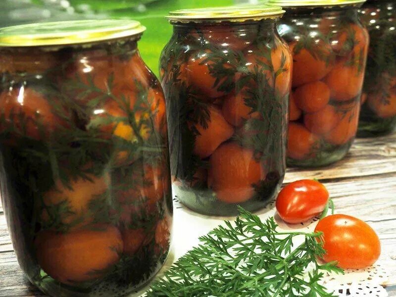 Рецепт моркови на зиму самый вкусный. Помидоры с морковной ботвой. помидоры в банках с морковной ботвой. помидоры с ботвой моркови. помидоры с морковной ботвой на зиму.