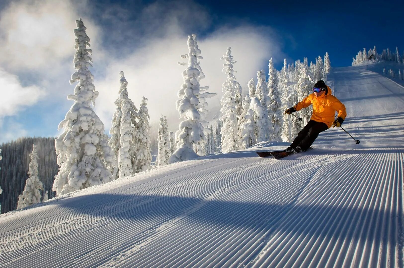 Северный склон горнолыжный курорт. Тема склон. Снежный склон горнолыжный курорт. Инструктор по лыжам эльбрус. Зимние горы.