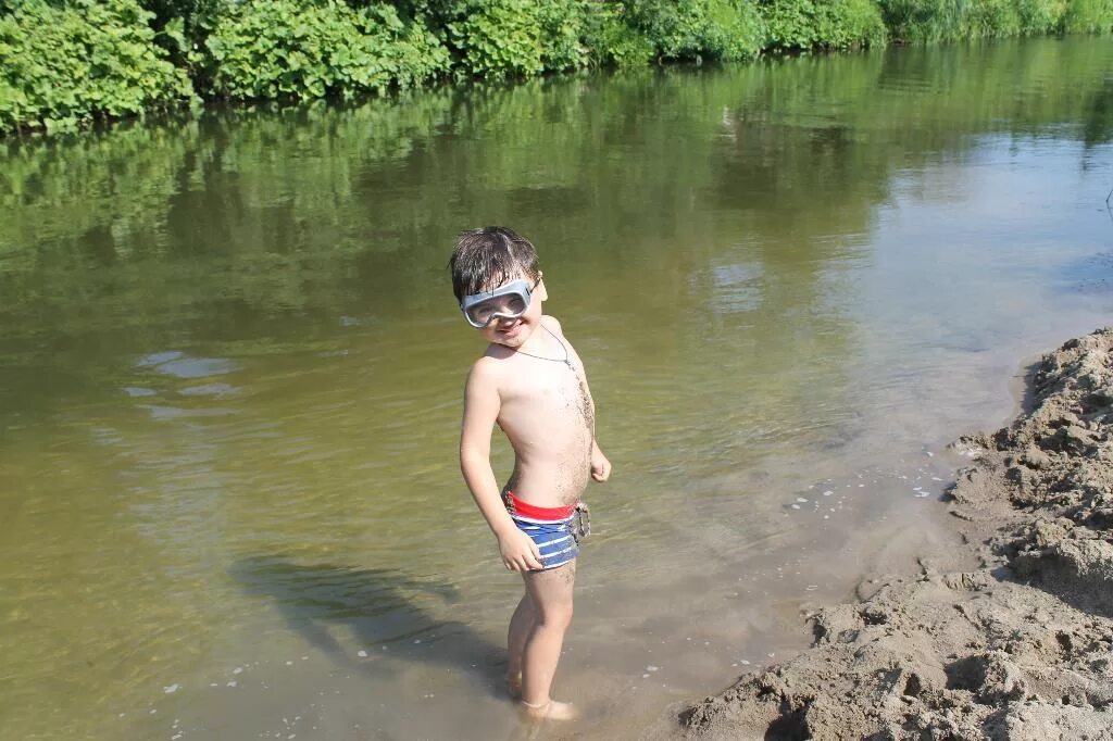 Маленький мальчик купаться. Мальчишки на реке. Мальчики на речке. Мальчик на реке. Маечик купаеча в речке.