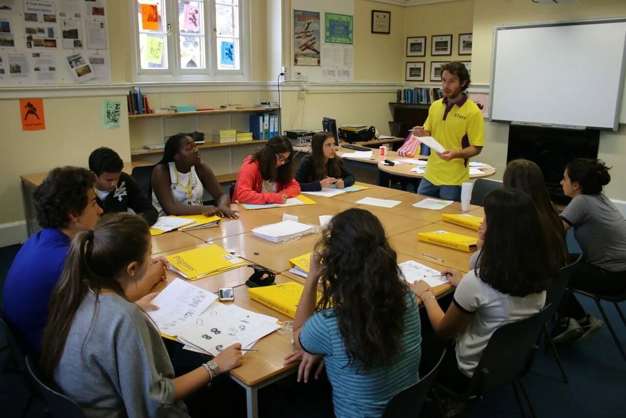 урок в языковой школе в сша. студенты американских университетов. английские курсы в америке. школы в бостоне сша. английские курсы в америке.