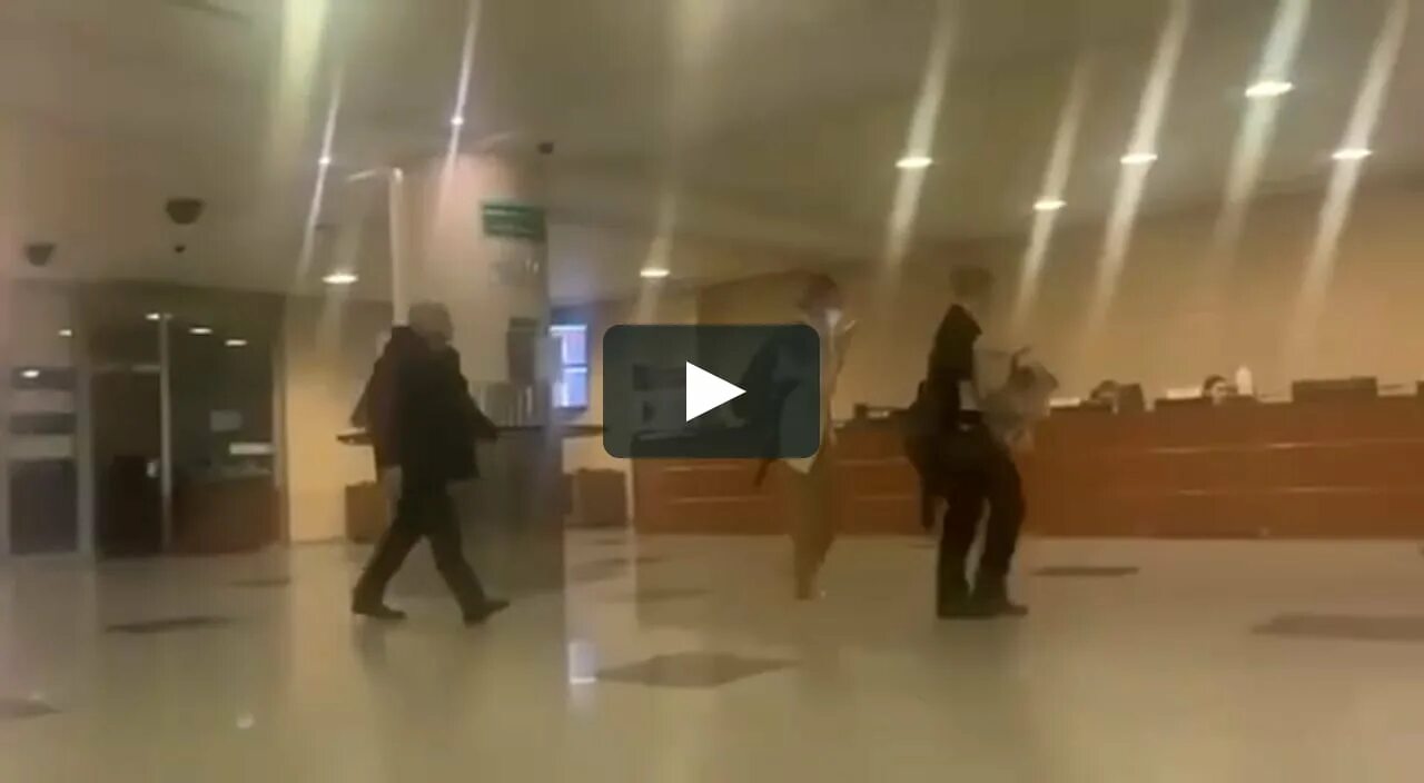 Собчак новости что случилось. Собчак в аэропорту домодедово. задержание в аэропорту. задержание ксении собчак.