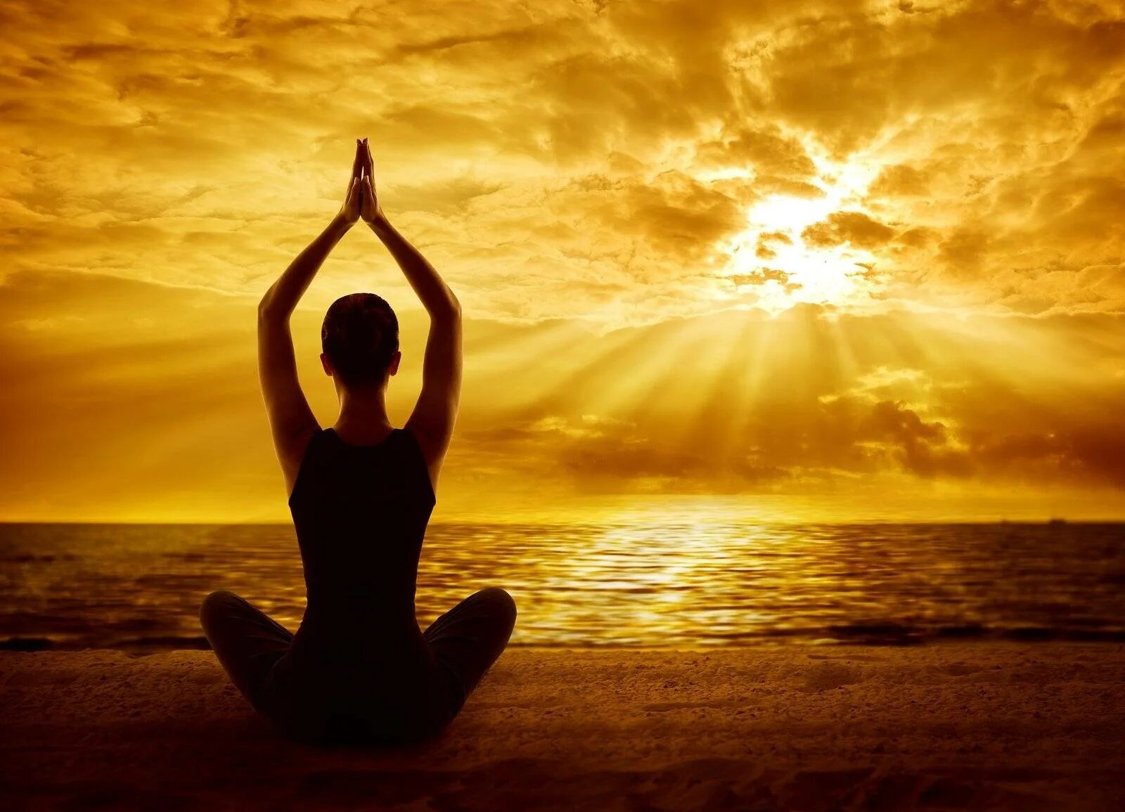 Медитация утренняя наполнение энергии. Йога на закате. Йога медитация. Йога на рассвете. Девушка медитирует.