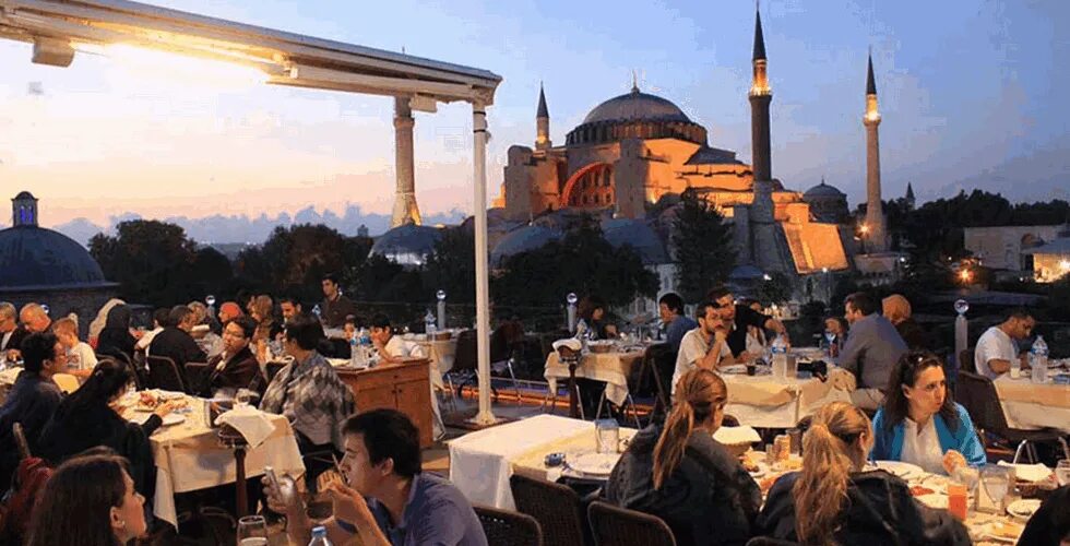 Террасы стамбула. Севен Хиллс Стамбул. Кафе Севен Хиллс Стамбул. Терраса Севен Хиллс Стамбул. Севен Хилл Стамбул ресторан.