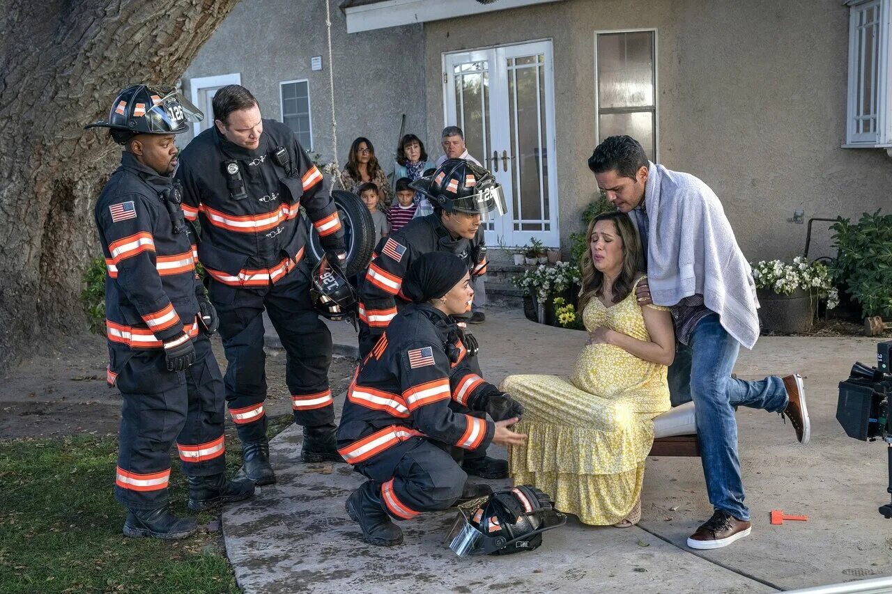 Джулиан уоркс 911. 911 звезда спасения. Ронен рубинштейн 911. 911 одинокая звезда карлос. 911 звезда спасения.