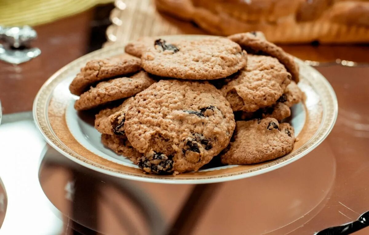 Шарлиз овсяное печенье с шоколадом. Овсяное печенье с шоколадной крошкой. Печенье с шоколадной крошкой. Овсяные печенья с шоколадной крошкой.