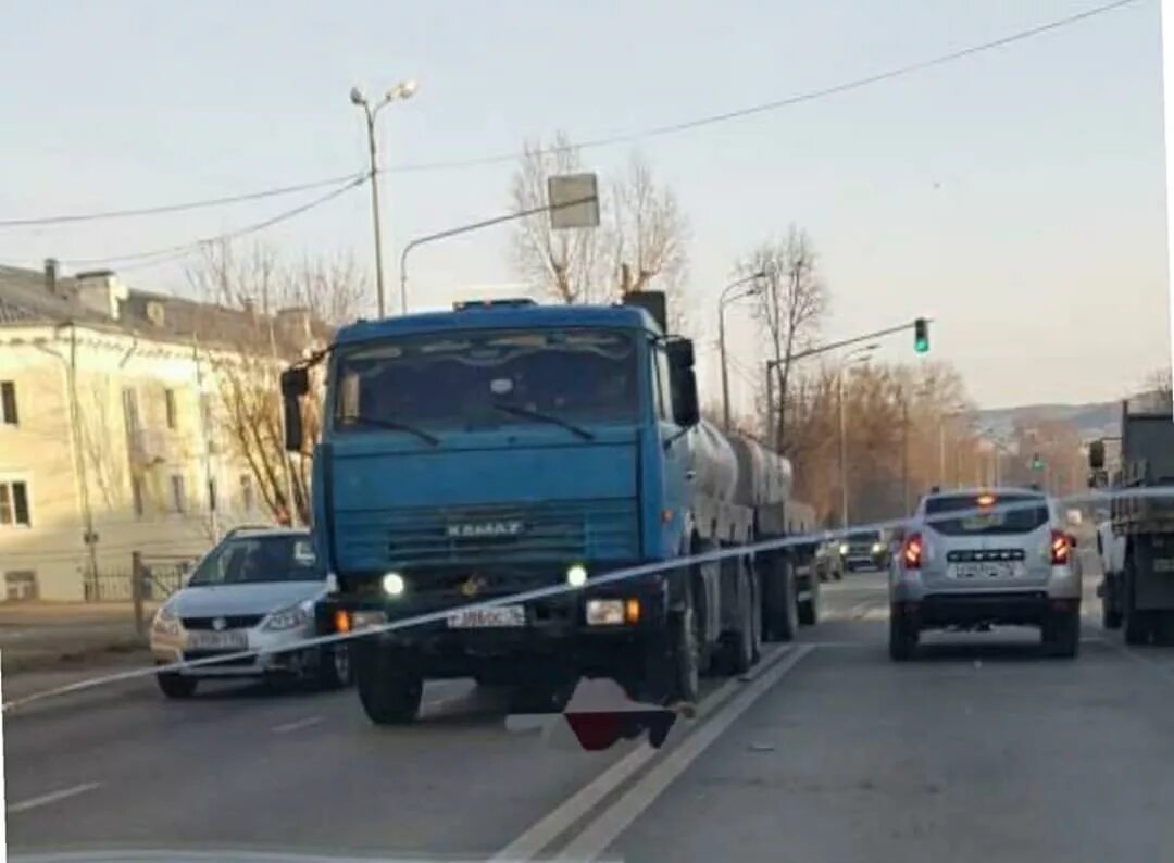 Камаз мокрая. Камаз сбил женщину на пешеходном переходе. девочку задавил камаз татарстан. камаз задавил ребенка в казани. в тамбове камаз сбил девушку 2025.