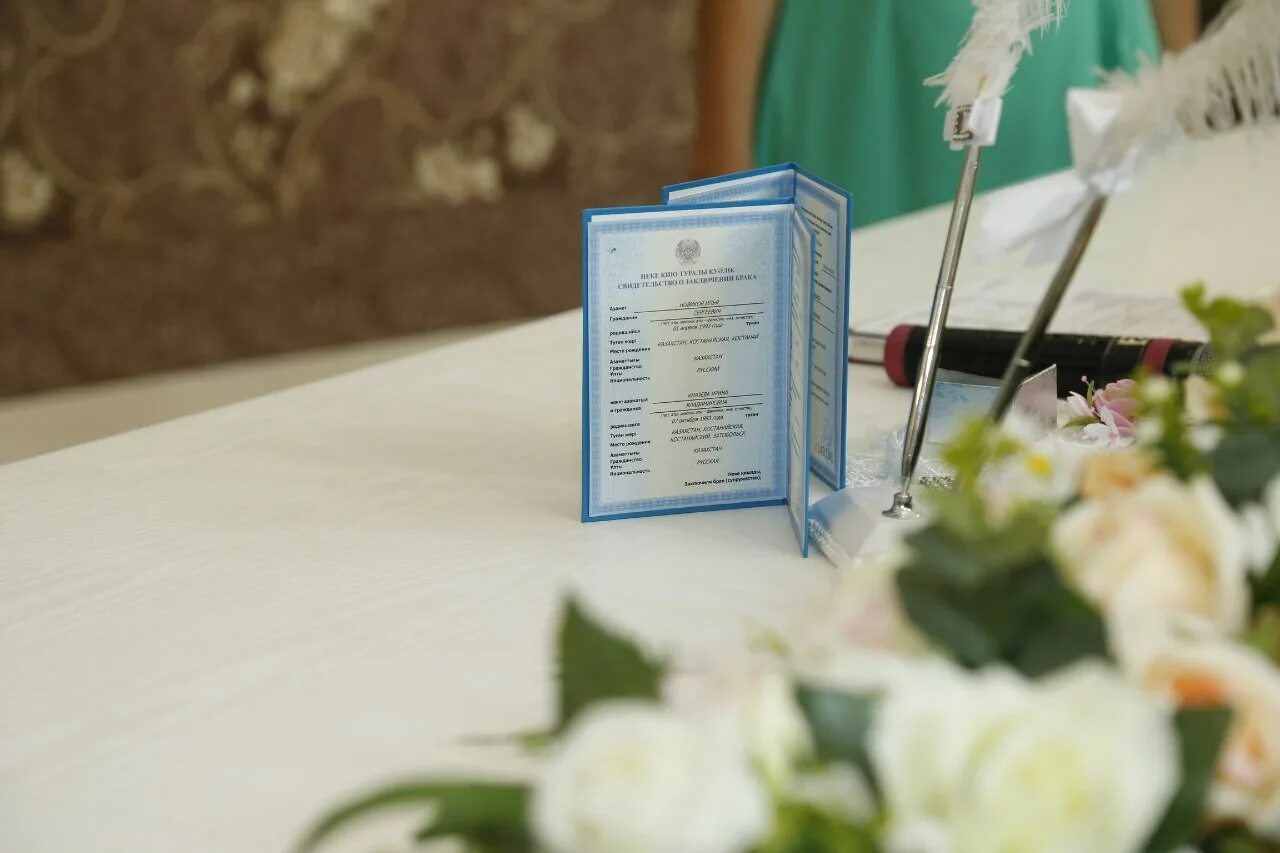 Регистрация брака. Заключение брака в Казахстане. Церемония бракосочетания подписать документ. Книжка бракосочетания Казахстан.