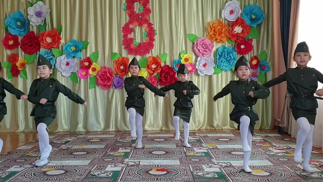 Танец день победы в детском саду видео. Танец на 23 февраля в садике. Детский танец на 23 февраля. Танец с детьми на 23 февраля в детском саду. Танец мальчиков на 23 февраля в детском саду старшая группа.