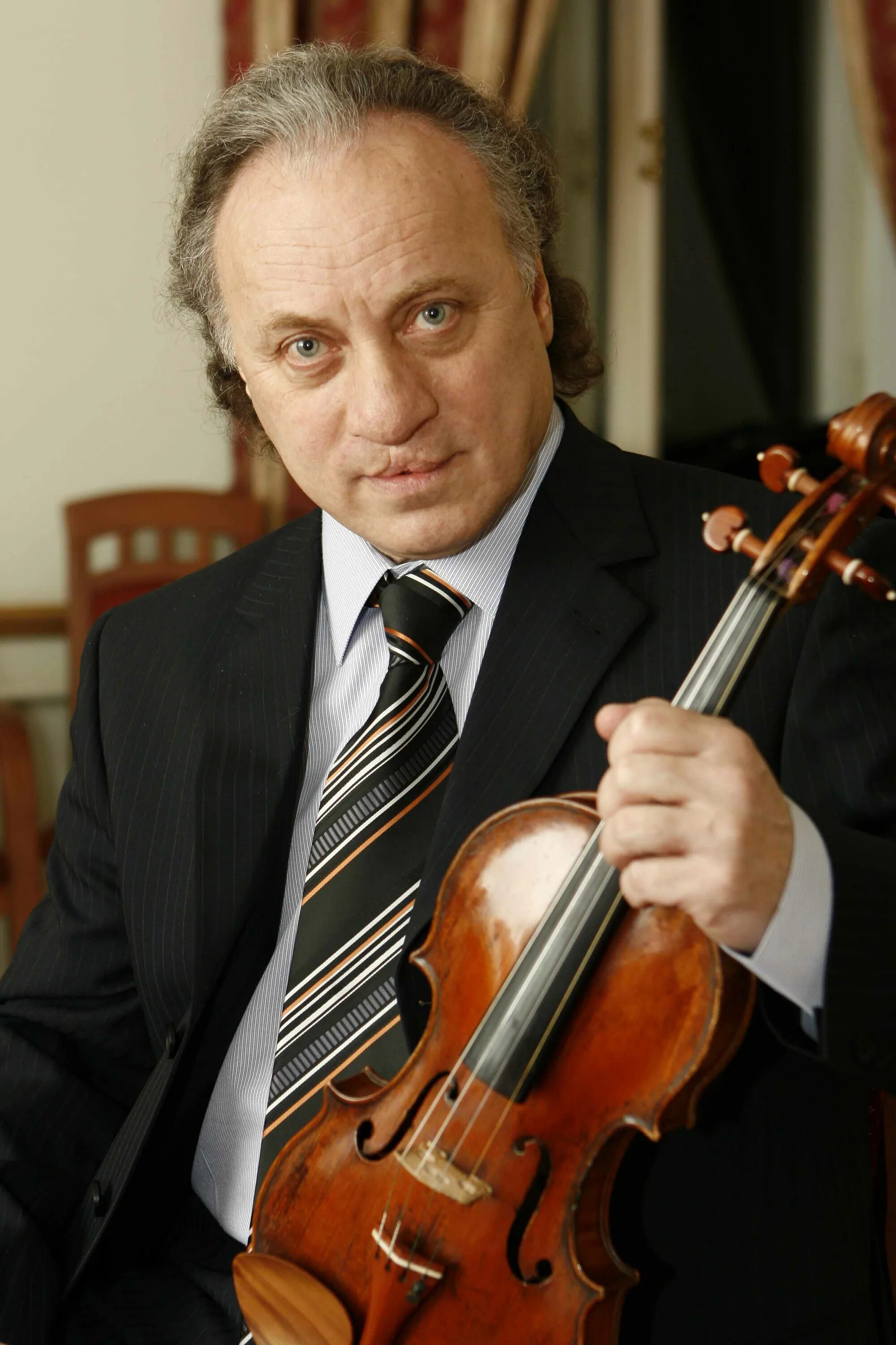 Солисты санкт-петербурга гантварг. Сергей догадин. Скрипач в питере. Скрипач чингиз османов. Скрипач питер.